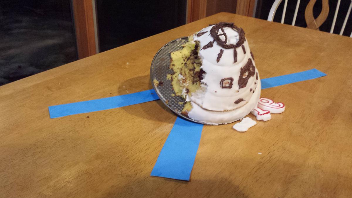A fondant cake of the Orion MPCV. CM is destroyed.