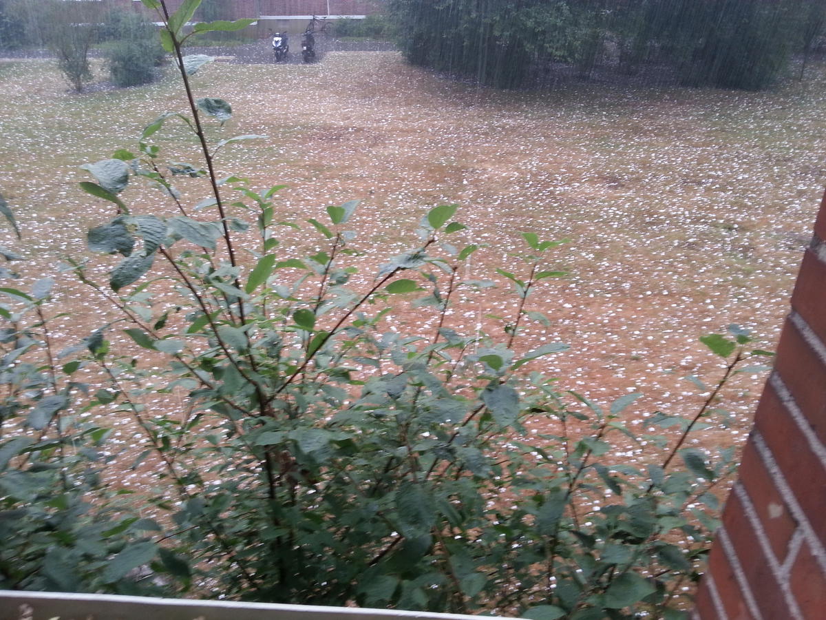 How the hail storm looked like from the door of my balcony.