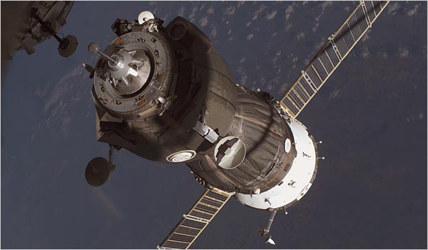 Soyuz TMA arrives at ISS